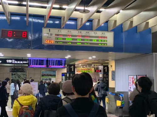 ▲針對清明連假，台鐵已規劃全線加開165列次列車，疏運期間台鐵西部幹線EMU3000型列車將暫停自由座服務，改成當日限量發售200張無座票。（圖／記者陳柏翰攝）