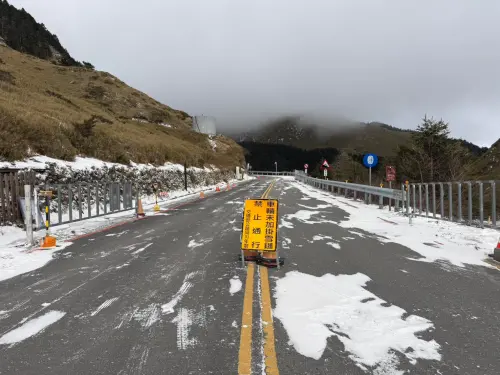 台灣也有風吹雪美景！合歡山冷到零下6度　風捲殘雪仙氣飄飄

