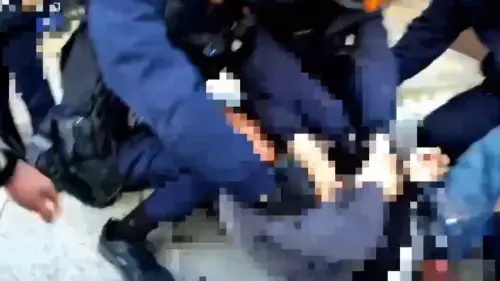 蘆洲雙載毒蟲被逮！男失控塞內褲還咬警　女伴「淡定喝10元飲料」
