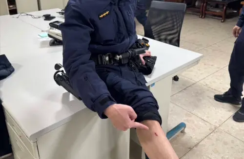 ▲雙載毒蟲被逮！男失控塞內褲、咬警　女伴「淡定喝10元飲料」。（圖／翻攝畫面）