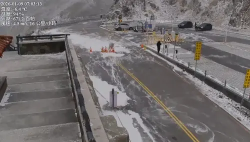 ▲武嶺亭鏡頭君視角的風吹雪。（圖／翻攝公路局即時影像，2026.01.09）