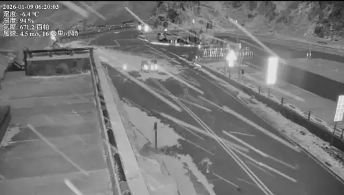 ▲合歡山今天清晨雪夾霰下得又急又猛。（圖／翻攝公路局即時影像，2026.01.09）