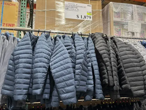 ▲好市多也有許多保暖外套選擇。（圖／記者徐銘穗攝）