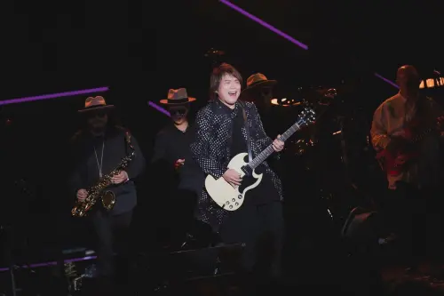 ▲〈挪威的森林〉不論是在演唱會、KTV 或跨年晚會，前奏一出幾乎不用伍佰開口，全場便自動接唱。（圖／翻攝自伍佰FB）