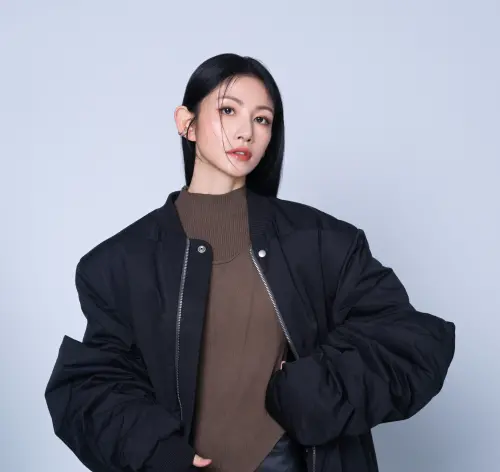 ▲李千娜（如圖）對秀場文化並不陌生，她表示因為爸爸是鼓手，家中經營電子花車，讓她從小就看見藝人表演的辛苦。（圖／說實話娛樂提供）