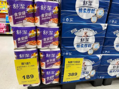 ▲衛生紙最外層提回家的「衛生紙購物包裝袋」，屬於「乾淨塑膠袋回收」的範疇，可以交給資源回收車進行回收。（圖／記者徐銘穗攝）