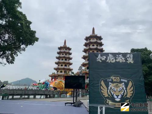 ▲黃子鵬加盟記者會，台鋼雄鷹選在高雄蓮池潭龍虎塔。（圖／記者陳柏翰攝）