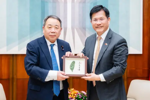 與日參議員石平赴府逛展！林佳龍：台日攜手守護民主與印太和平
