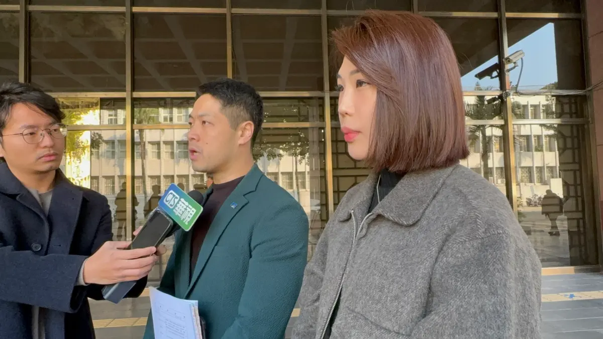 ▲青年監督聯盟發起人陳又新（中）、前記者馬郁雯（右）到北檢告發國民黨立委陳玉珍施壓中華電信人事升遷案已涉及藉勢藉端勒索罪。（圖／翻攝畫面）