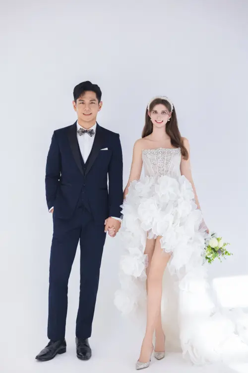 ▲祖雄（左）與烏克蘭籍佳娜（右）上節目公開坦言2人從「炮友」變夫妻，引發外界熱烈討論。（圖／翻攝自臉書@Hero Tai 祖雄）