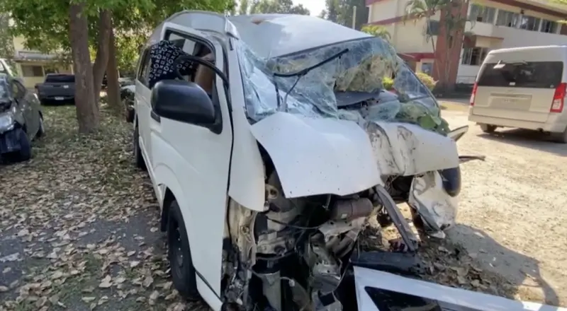 ▲泰國一輛小巴在高速公路急彎處翻覆，造成2人死亡、13人受傷。（圖／翻攝自影片）