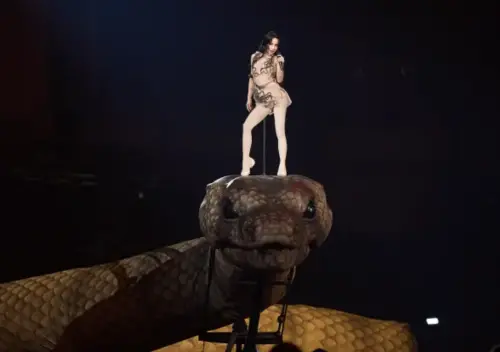 蔡依林駕馭巨蛇非首創！金庸《天龍八部》已有胡僧騎雙蛇像踩雪橇
