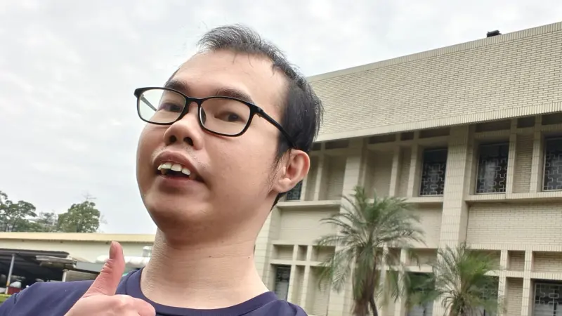 ▲鄧佳華服刑半年後出獄，今（9）日高調在社群發文宣布「出獄了」，自拍照曝光後被網友發現外型明顯胖一圈，讓不少粉絲直呼：「在裡面明顯過太爽！」（圖／翻攝自鄧佳華臉書）