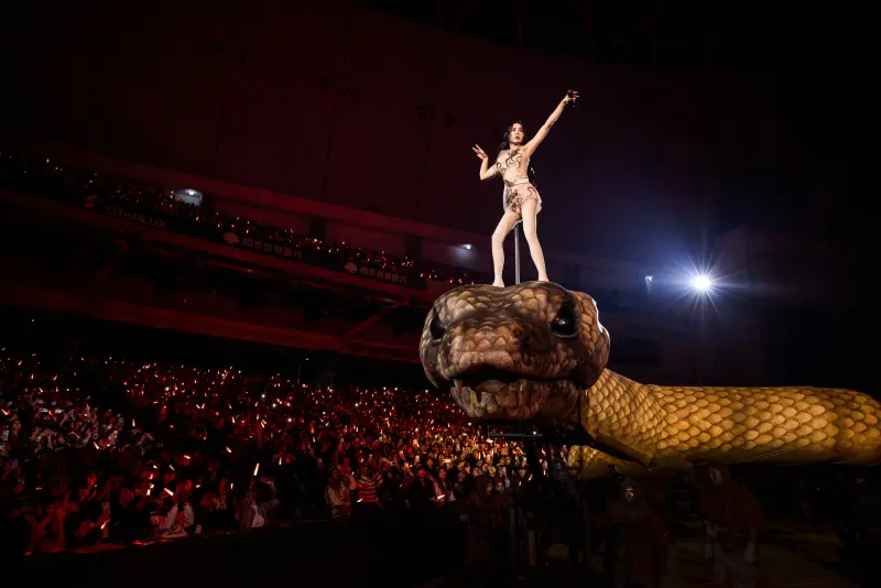 ▲蔡依林（如圖）在《PLEASURE》演唱會上踩著30巨蟒公尺現身，還有7公尺高的公牛遊行，蔡依林官方後援會在微博上公布製作過程細節。（圖／翻攝自微博＠蔡依林官方後援會）