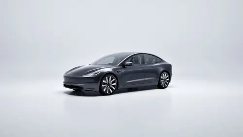 ▲Model 3 Long Range 後輪驅動版本今在台開放下訂，透過電池與馬達配置升級，迎來在台販售車款史上最高的 711 公里續航里程（WLTP 預估值），零百加速表現提升至 5.2 秒，充電 15 分鐘可補充最高達 317 公里續航里程。（圖／特斯拉提供）