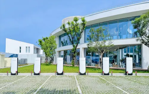 ▲Tesla 近日啟用台灣首座 V4 第四代超級充電站，即「宜蘭 – 德築宇宙總部」超級充電站，全新外觀搭配更長的充電槍線，進一步提升車主使用便利性與效率，2026 年度也即將有更多 V4 超級充電站點在台開放。（圖／特斯拉提供）