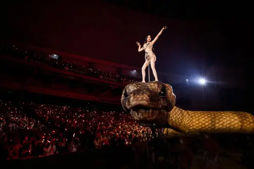 ▲在〈Pleasure〉MV 中，蔡依林一人分飾「命運女宙斯」、「愉悅化身」與「暗黑騎士」三個角色，象徵慾望與理性之間的拉扯。（圖／翻攝自蔡依林IG jolin_cai）