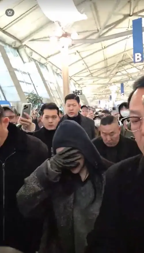 ▲Jennie在機場被閃光燈閃到受不了，遮臉走路。（圖／YouTube@뉴스엔·Newsen）