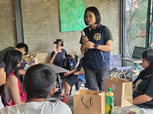 ▲高市少年隊於少輔會活動進行犯罪預防宣導。(圖／高市警局少年警察隊提供)