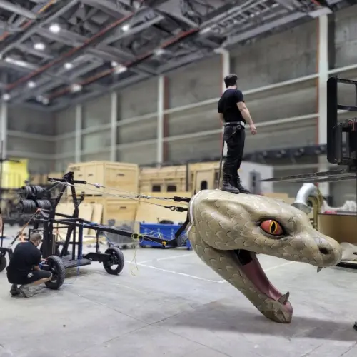 ▲蔡依林演唱會上踩的巨蟒，製作過程中工作人員做壓力測試。（圖／蔡依林官方後援會＠微博）