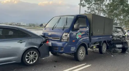 ▲國道5號高架橋下的宜蘭雪隧路昨日傍晚發生6車連環追撞事故。（圖／翻攝畫面）