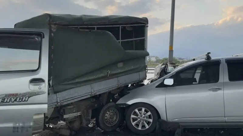 整輛報銷！國5雪隧路驚傳連環撞　6車追撞零件四散釀3傷