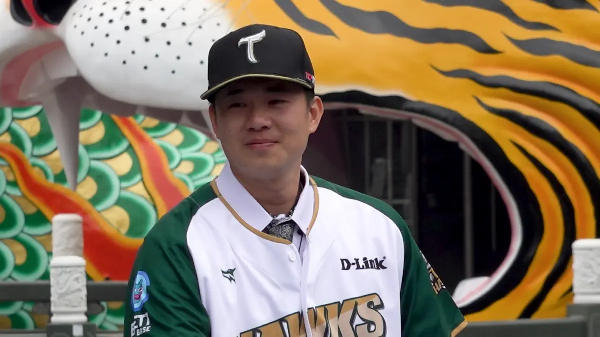 ▲台鋼雄鷹黃子鵬今日出席球隊為他舉辦的加盟記者會，被問到關於經典賽相關問題，黃子鵬語帶保留，表示會先備戰新球季，努力融入新球隊。（圖／記者陳云茹攝）