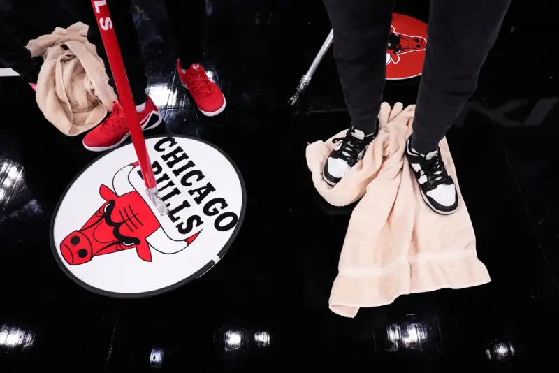 ▲因公牛主場地板出現嚴重「反潮」現象，導致場地濕滑如同溜冰場，在延遲近1.5小時後，NBA官方正式宣布比賽延期。（圖／美聯社／達志影像）