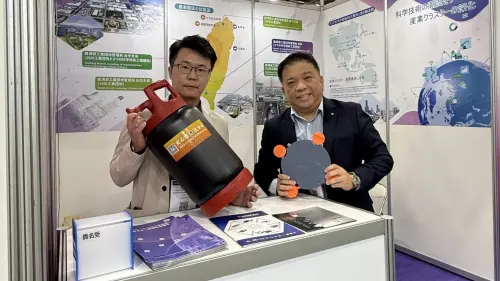 ▲在經濟部支持下，資策會AI院輔導團隊智慧瓦斯解決方案於2025年日本大阪機械要素展露出。亞家科技總經理趙宏瑋（左）、旭光實業總經理蔡明翰（右） 。（圖／翻攝畫面）