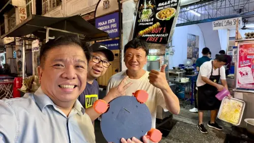 ▲團隊產品已在馬國人聲鼎沸的夜市攤商進行測試。（圖／翻攝畫面）