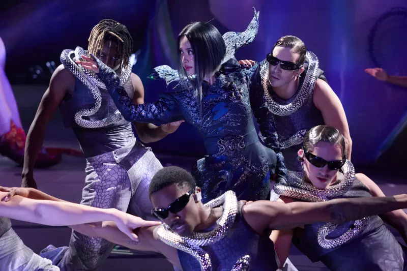 ▲蔡依林（後排中）《PLEASURE》演唱會將到中國開唱，現在在深圳、廈門地鐵站和商場，已經可以看見相關廣告看板，有粉絲路過驚呼太美了，一定要打卡。（圖／凌時差音樂提供）