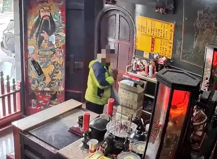 ▲台南一名無業男偷走五萬多香油錢後，還不忘記雙手合十拜拜感謝神明。（圖／翻攝畫面）