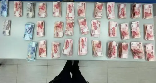 ▲台南一名無業男偷走五萬多香油錢後，還不忘記雙手合十拜拜感謝神明，最終仍遭警方逮補，錢也全數找回。（圖／警方提供）