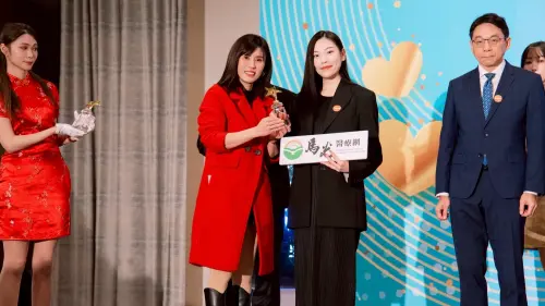 ▲馬光醫療網專案經理黃憶凡代表授獎。（馬光中醫提供)