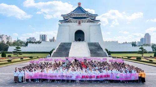 ▲馬光2025年尾牙齊聚台北地標-中正紀年堂為35周年慶賀揮舞。（馬光中醫提供)