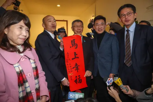 影／柯文哲為「代理孕母合法」拜會　韓國瑜親送春聯「馬上幸福」
