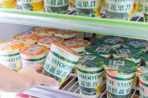 ▲消費者到冷凍冰箱挑選果昔商品後至櫃檯結帳。
