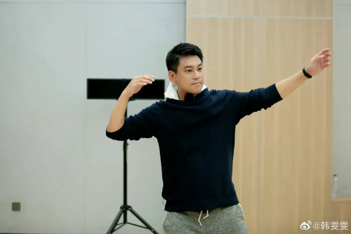 ▲47 歲的朱孝天近日再度因F4合體話題成為焦點。相較之下，也是男團成員的小虎隊陳志朋，幾乎不再爭類似話題，兩人不同的態度也被外界拿來比較。（圖／翻攝自韓雯雯 微博）