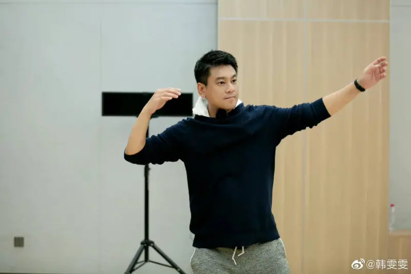 ▲47 歲的朱孝天近日再度因F4合體話題成為焦點。相較之下，也是男團成員的小虎隊陳志朋，幾乎不再爭類似話題，兩人不同的態度也被外界拿來比較。（圖／翻攝自韓雯雯 微博）