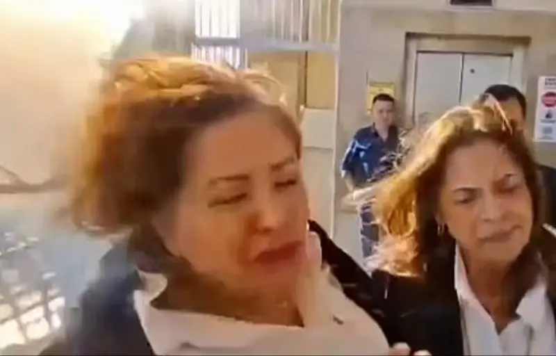 ▲宏都拉斯1名反對派女議員，當地時間週四在國民議會大廈附近，被人朝頭部丟爆炸裝置而受傷。（圖／截取自影片）