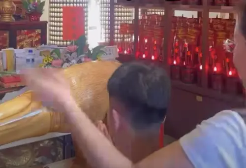 學測前夕「開智慧」！猛巴考生頭49下：文昌帝君加持　廟方回應了
