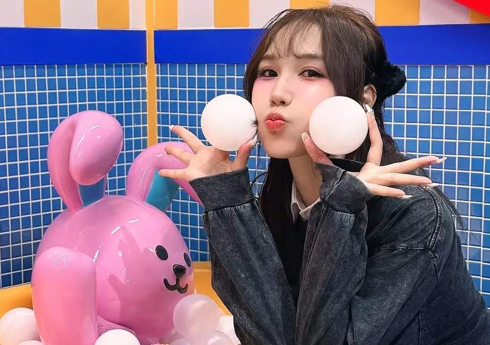 ▲Ashly（如圖）在去年聖誕節PO出一段滑倒影片，被猜測走光，本人昨（8）日直接掀衣反擊，讓老公尼克急喊：「這能免費看嗎」。（圖／Ashly IG@ashlychan0113）