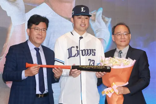▲日職西武獅為林安可舉辦在台加盟記者會，統一獅球團董事長凃忠正、領隊蘇泰安遞上紀念球棒。（圖／記者林子翔攝 , 2026.01.09）