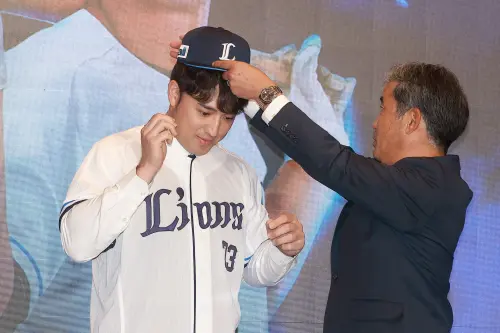 ▲西武獅球團方為林安可披上73號球衣與球帽，象徵正式加盟西武獅。（圖／記者林子翔攝 , 2026.01.09）