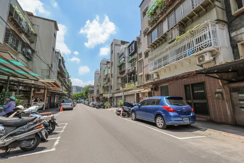 ▲近一年松山區撫遠街交易住宅的平均屋齡高達50年，成為北市「最年長路段」，房價每坪也較區域行情便宜30萬元。（圖／永慶房產集團提供）
