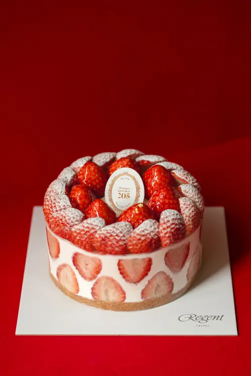 ▲KITCHEN205的「經典草莓園蛋糕」曾在首爾本店開幕當日創下每30秒售出一顆的驚人紀錄，去年在晶華酒店也曾創下30天賣掉一萬顆的紀錄。（圖／晶華酒店提供 www.regenttaiwan.com）