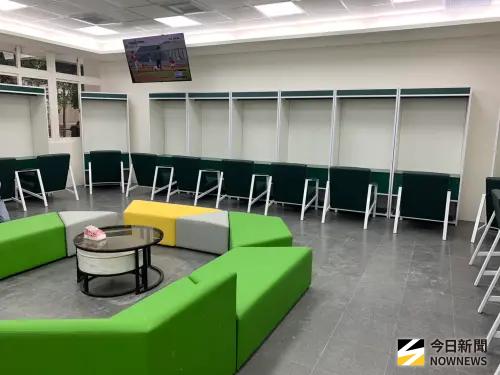 ▲台鋼雄鷹「皇鷹學院」開箱，一軍選手更衣室。（圖／記者陳柏翰攝）
