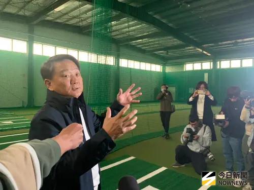 ▲台鋼雄鷹「皇鷹學院」開箱，洪一中當起導覽員，特別介紹配有空調的室內打擊區。（圖／記者陳柏翰攝）