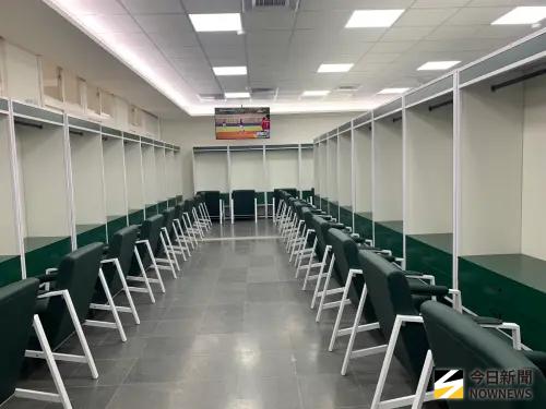 ▲台鋼雄鷹「皇鷹學院」開箱，二軍選手更衣室。（圖／記者陳柏翰攝）