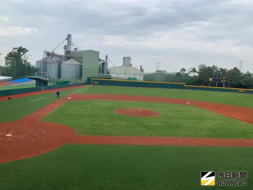 ▲台鋼雄鷹「皇鷹學院」開箱，配備一面完整主球場，界外區為人工草皮，界內區為紅土、天然草皮。（圖／記者陳柏翰攝）